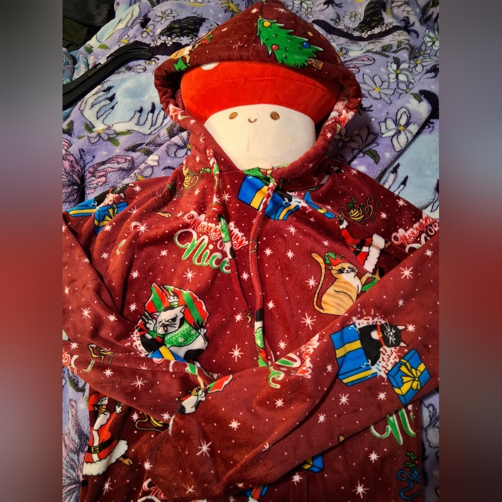 No Boundaries Women's Red Holiday Cat Print Hooded Sweatshirt